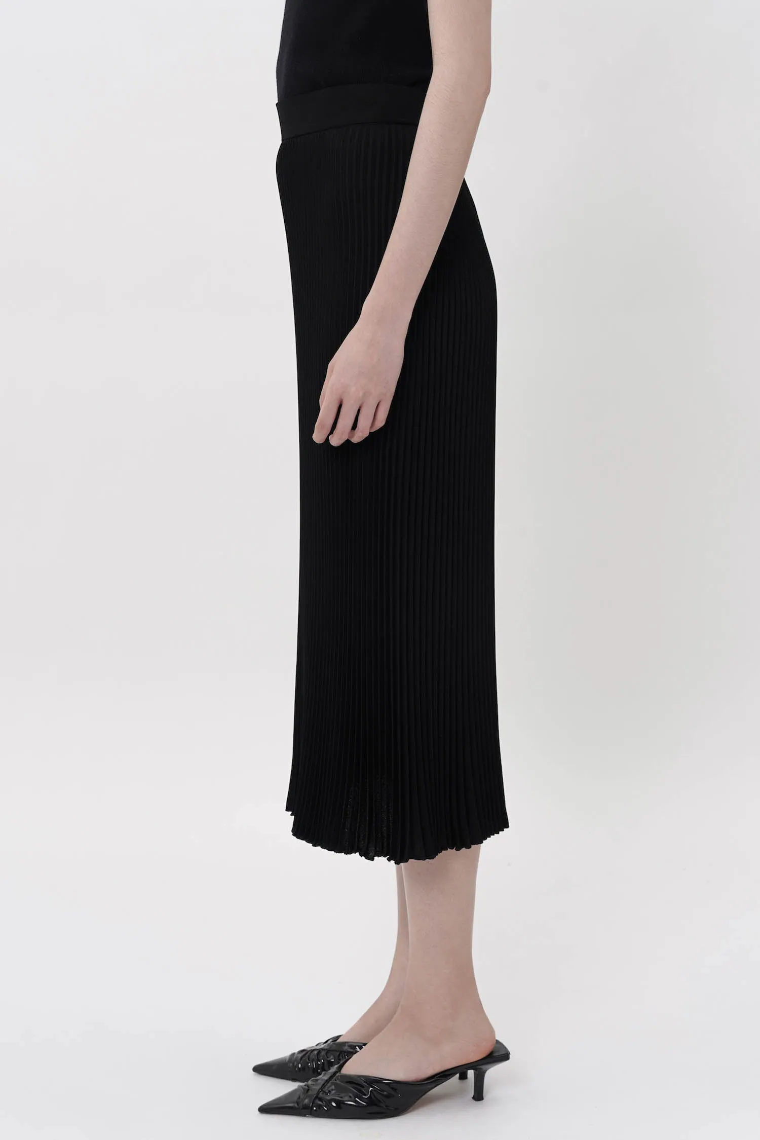 Hiu Pleated Midi Skirt In Black