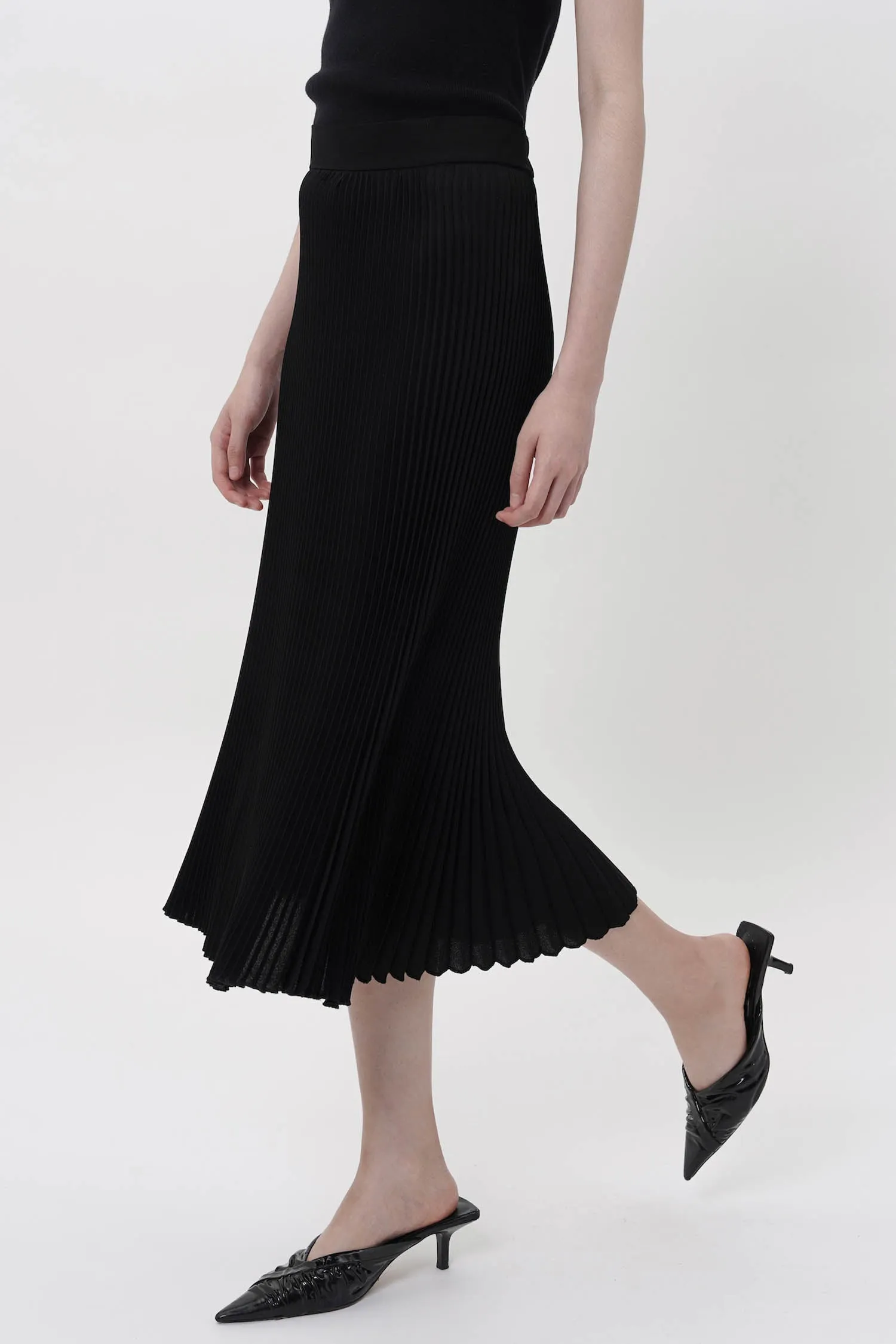 Hiu Pleated Midi Skirt In Black