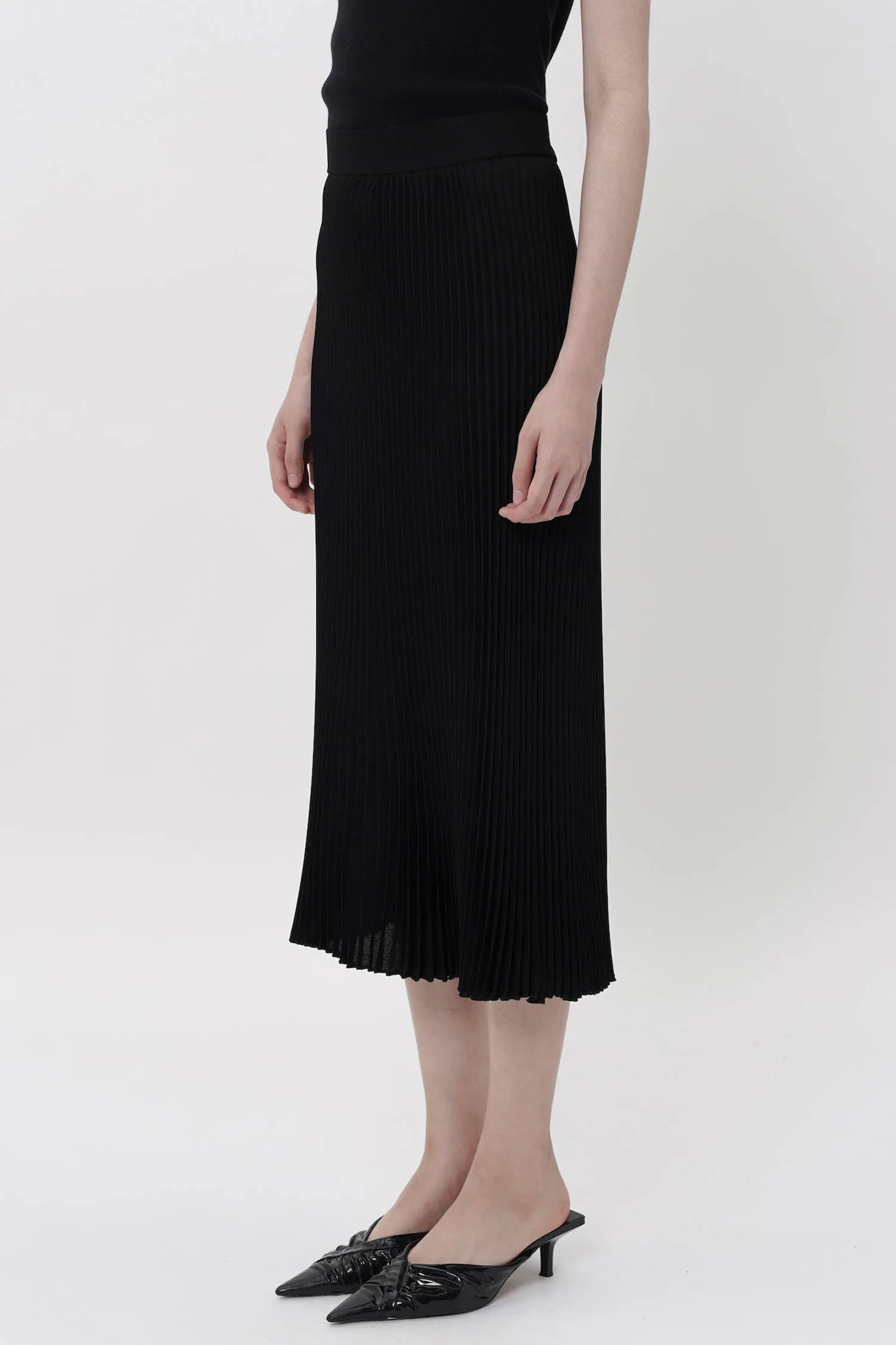 Hiu Pleated Midi Skirt In Black